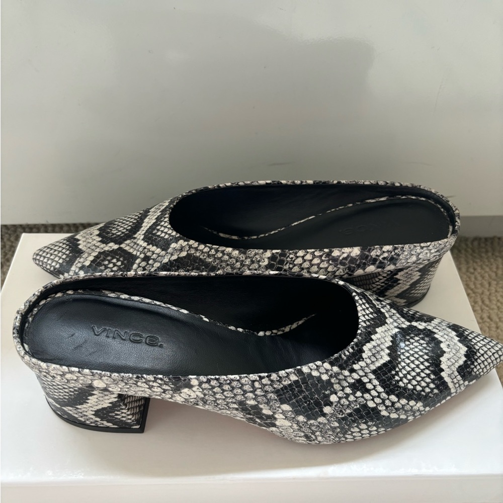 Size 8.5 Vince Ralston mules block heel